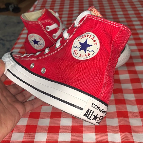 SOLD Converse Chuck Taylor All Star Classic high Top Converse Red Women’s size 6 - Picture 4 of 9